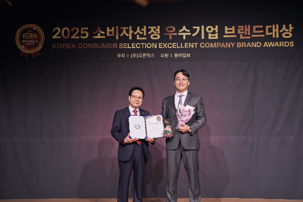 11일 서울 용산구 백범김구기념관 컨벤션홀에서 열린 ‘2025 소비자선정 우수기업 브랜드대상 물류 서비스 부문’에서 HR그룹(주) 신호룡 대표이사(오른쪽)가 문희주 선정위원장과 기념 촬영을 하고 있다./사진=HR그룹 미디어팀 제공