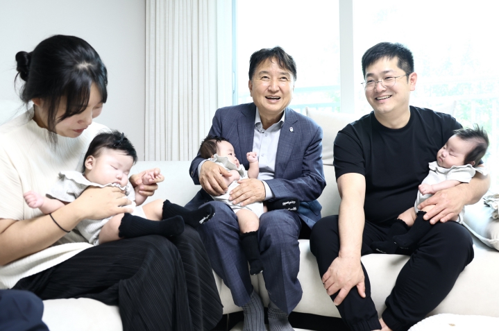 김영환 충청북도지사가 세쌍둥이를 양육 중인 가정을 직접 찾아 출산·양육 정책에 대한 현장의 목소리를 듣고, 실질적인 지원을 약속했다. (충북도 제공)
