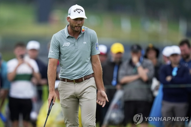 퍼트 실패에 아쉬워하는 번스 / 사진=연합뉴스