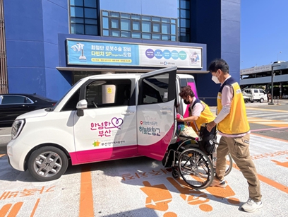 부산시는 오늘(17일), 시청 대회의실에서 ‘병원안심동행 서비스 차량 전달식’을 개최한다. (부산시 제공)