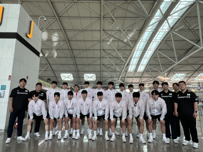 공항에서 출국 전 포즈를 취한 한국 주니어 남자 핸드볼 대표팀. / 사진=대한핸드볼협회 제공