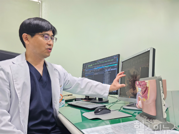 손정환 분당제생병원 비뇨의학과 과장(진료부장)이 환자에게 설명하고 있다. (분당제생병원 제공)