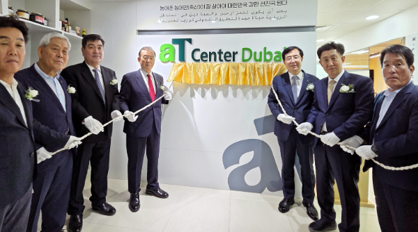 홍문표 aT 사장(좌측 4번째), 김용준 상주축협조합장(좌측 1번째), 엄경익 횡성축협조합장(좌측 2번째), 권휘 세계한인무역협회 두바이지회장(좌측 3번째), 농협경제지주 축산경제 안병우 대표(좌측 5번째), 김용욱 한우수출조합협의회 회장(좌측 6번째), 윤주보 울산축협조합장(좌측 7번째)이 중동 K-Food 영토확장 협업센터 현판식 기념사진을 찍고 있다. ⓒ aT