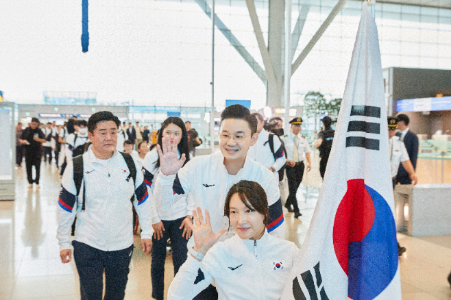 2024 파리 패럴림픽 출영식을 마친 후, 출국장으로 이동하는 배동현 단장
