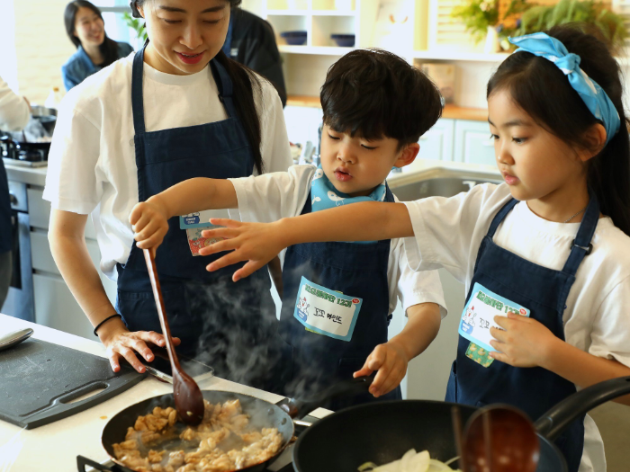 ’IFF 닭목살’ 제품을 요리 중인 ‘꼬꼬마인드’ 소비자 가족