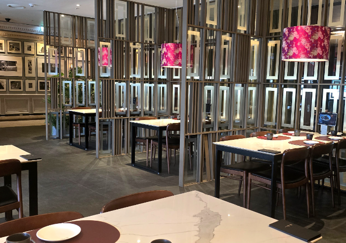 고급스러운 인테리어와 조화를 이루는 먼키 테이블오더의 외관 디자인