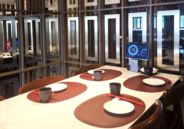 테이블마다 개인화된 주문시스템 ‘먼키 테이블오더’가 놓인 모습