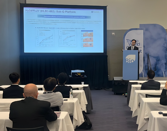 ▲ (사진설명) 휴온스랩이 지난16일(현지시간) 미국 보스턴에서 열린 ‘BIO International Convention (BIO USA 2025)’에 참가했다. 사진은 휴온스랩 바이오연구소 이병하 전무가 IVSC 제형 변경기술과 파이프라인에 대해 설명하고 있다.