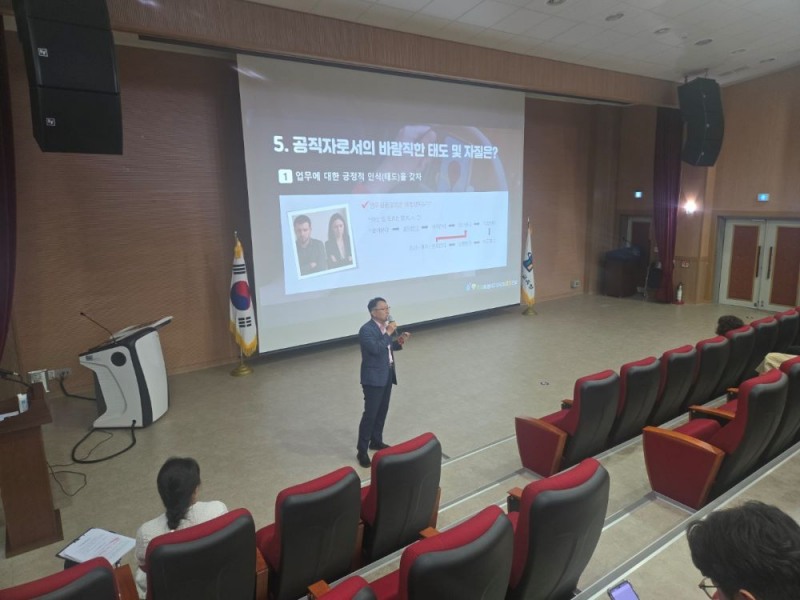 충청북도교육청 김태형 부교육감이 도교육청 직원대상 연수에서 특강을 진행하고 있다.(충청북도교육청 제공)