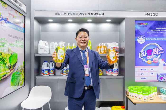2025 디지털 유통·물류대전에 참가한 (주)성진켐 김근태 대표가 자사 제품을 들고 포즈를 취하고 있다.