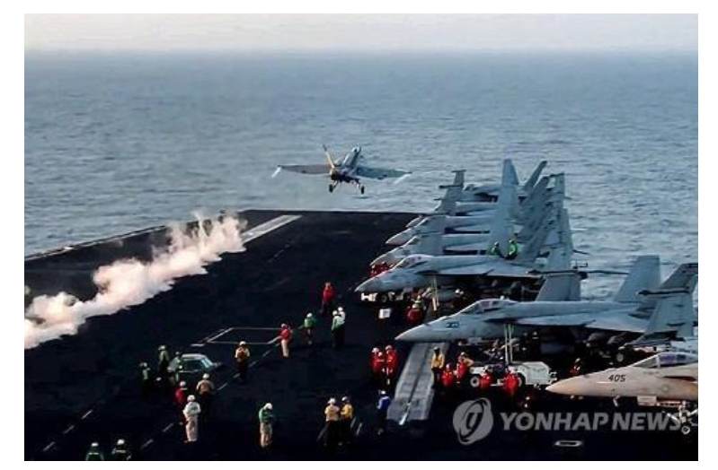 항공모함에서 이륙하는 미군 전투기. 사진=AFP, 연합뉴스