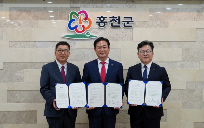 풀무원식품이 강원특별자치도 홍천군, 농협중앙회 홍천군지부와 함께 ‘홍천군 고품질 농·특산물의 판매 활성화를 위한 업무협약(MOU)’을 체결했다. (풀무원 제공)