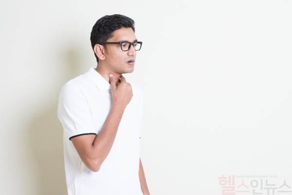 2주 이상 이어지는 목소리 변화나 삼킴 곤란은 두경부암 신호일 수 있어 조기 진단이 중요하다. (클립아트코리아)