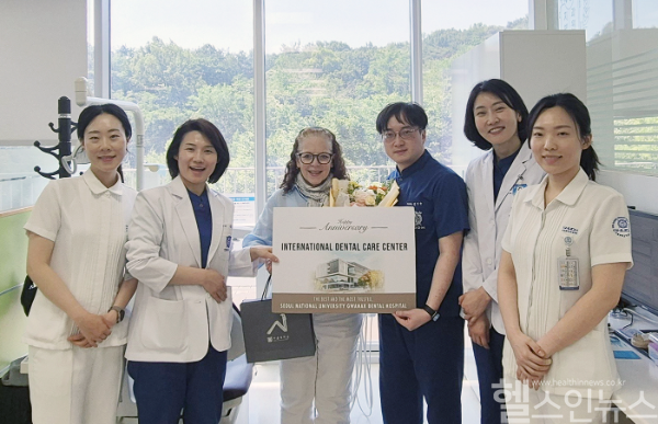 관악서울대학교치과병원 IDS를 제공받은 외국인환자와 함께한 사진 (관악서울대학교치과병원 제공)