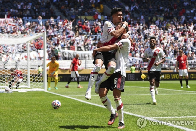 쐐기골 넣은 메자(왼쪽) / 사진=연합뉴스