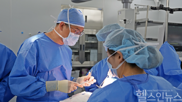 나충실 의정부을지대병원 갑상선내분비외과 교수가 갑상선질환 환자에게 1만 번째 외과 전신마취 수술을 집도하고 있다. (의정부을지대병원 제공)