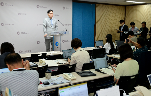 김준성 글로벌도시국장이 18일 시청 브리핑룸에서 글로벌도시국 소관 현안과 관련해 기자브리핑을 하고 있다.