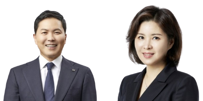 윤상현 한국콜마 부회장(왼쪽), 윤여원 콜마비앤에이치 대표