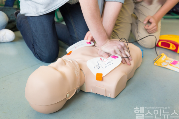 일반인 심폐소생술이 급성심장정지 환자의 생존과 뇌기능 회복을 크게 높인다. (클립아트코리아)