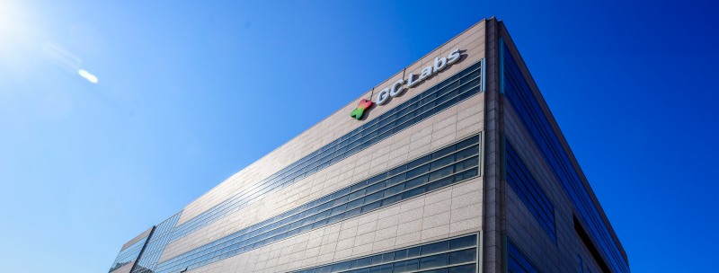 30대 여성 A씨의 유방암 오진 원인은 검사기관인 녹십자 의료재단의 ‘검체 라벨링 오류’였다. 환자 검체에 부착해야 할 식별 라벨이 검사 과정에서 잘못 붙은 것이다. 사진은 GC녹십자의료재단 전경. 〈사진출처=녹십자의료재단 홈피〉