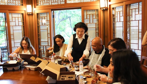 식품명인체험홍보관, ‘커넥션스 럭셔리 서울 2025’ 참가.. 전통식품 체험 진행