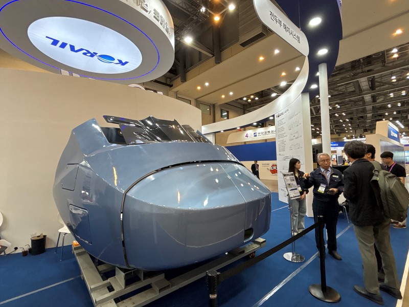 관람객이 18일 부산 벡스코(BEXCO)에서 열린 ‘2025 부산국제철도기술산업전’의 코레일 부스를 둘러보고 있다./코레일