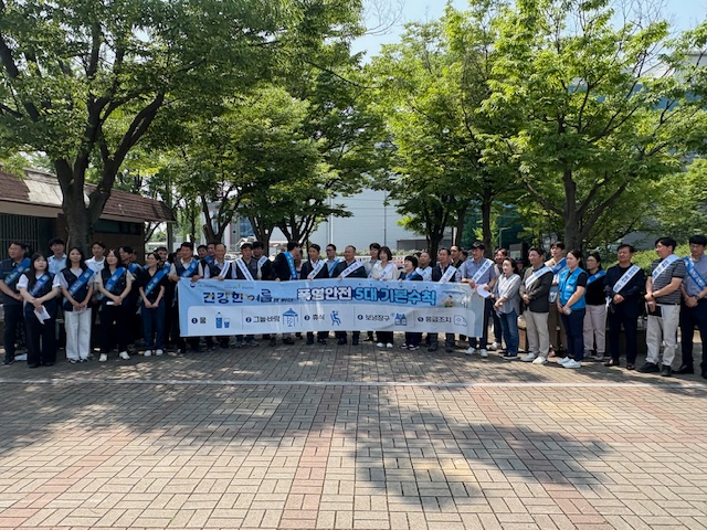 안전보건공단 경기남부지사는 본격적인 여름철 폭염에 대비해 18일 오전 11시부터 송탄산업단지 일대에서 온열질환 예방 캠페인을 진행했다./안전보건공단 경기남부지사