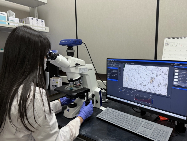 충북보건환경연구원, 요충 검경하는 모습 (충청북도 제공)