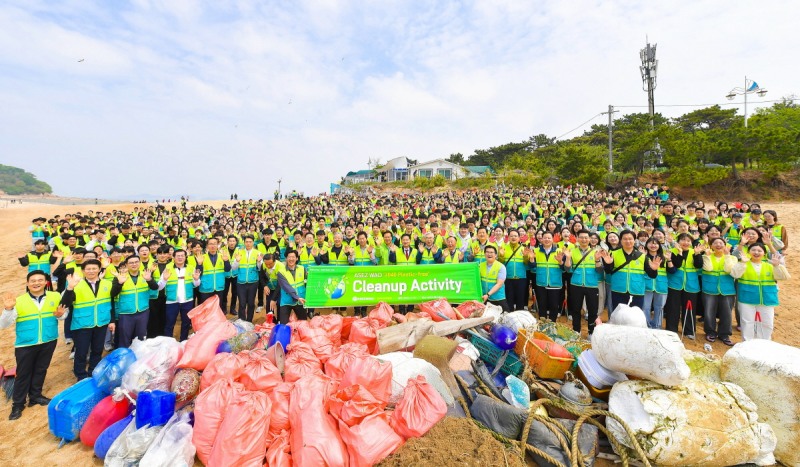 ASEZ WAO 회원들이 지난달 21일 인천 실미해수욕장에서 '2040 Plastic-free' 정화활동을 펼쳐 해양쓰레기 100㎏과 플라스틱 80㎏을 수거했다.