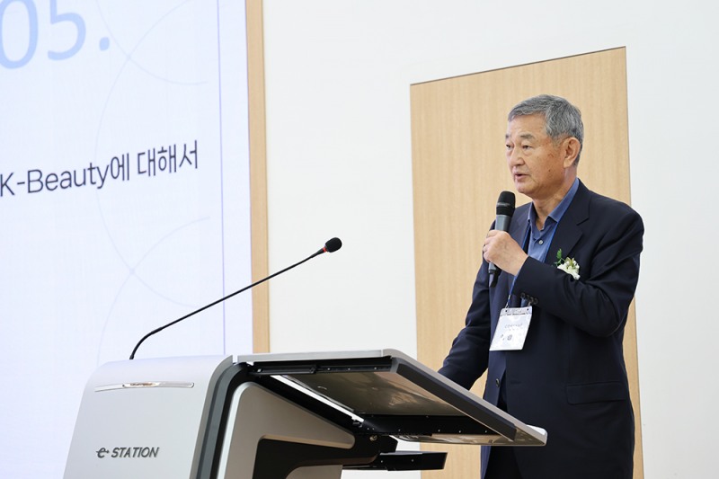 이경수 코스맥스 회장이 단국대에서 특강하는 모습 (사진제공=단국대)