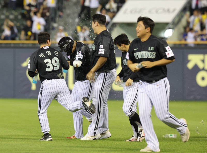 송찬의, 끝내기 땅볼로 LG 승리. 사진=연합뉴스