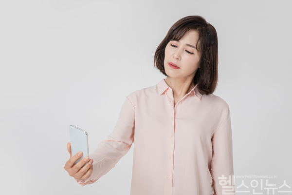 황반변성 환자가 5년 새 2.5배 증가하며 조기 진단과 예방의 중요성이 커지고 있다. (클립아트코리아)