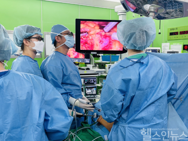 복강경을 통한 최소침습 췌두십이지장절제술을 집도하고 있는 이정우 교수 (한림대학교성심병원 제공)