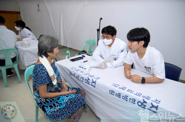 신민식 자생의료재단 사회공헌위원장이 필리핀 한국전 참전용사 가족을 진료하고 있다. (자생한방병원 제공)