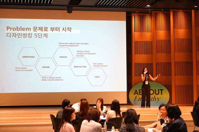 18일 서울 송파 한국광고문화회관에서 열린 '공감교육 교원 연수 프로그램'에서 프로젝트플래닛 박보은 감독이 프로젝트식 교육 형태로 공감교육을 수행하는 방법들을 교사들에게 알려주고 있다.