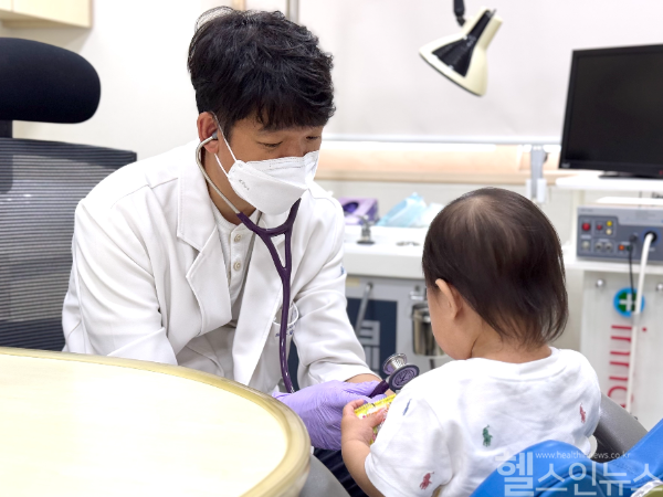 황영진 좋은문화병원 소아청소년과 과장 진료 보는 모습 (좋은문화병원 제공)