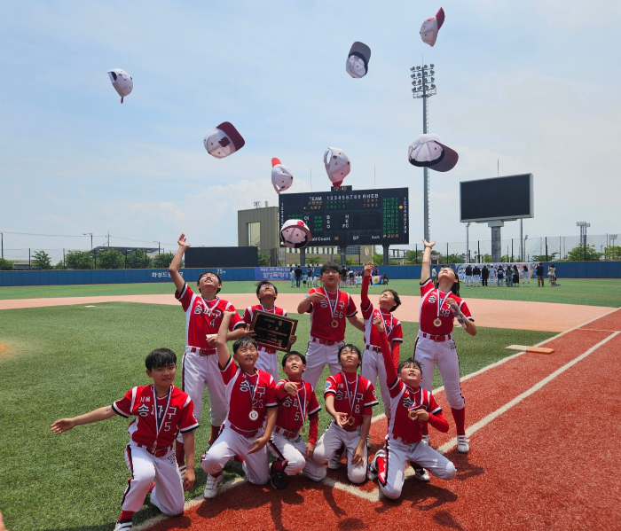 우승패를 들고 모자를 던지는 출전 선수들