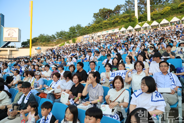 즐겁게 야구 경기를 관람중인 계명대 동산의료원 교직원들과 다자녀 가족들 (계명대학교 동산의료원 제공)