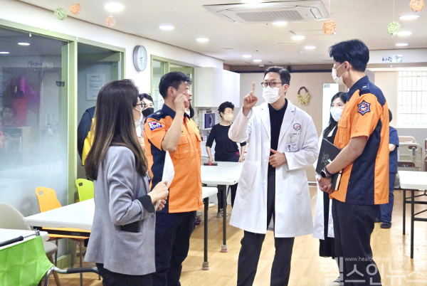 김범준 한림대학교성심병원 공공의료본부장(왼쪽에서 세 번째)과 안양소방서 관계자들이 지역 내 요양시설을 방문해 감염관리 현장을 확인하고 있다. (한림대학교성심병원 제공)