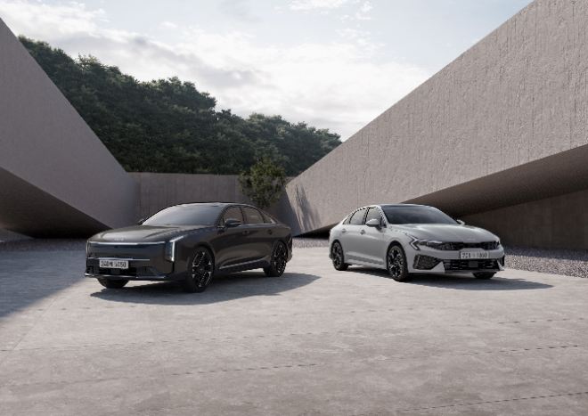 기아가 19일 출시한 2026년형 K8(왼쪽)과 K5 ⓒ기아