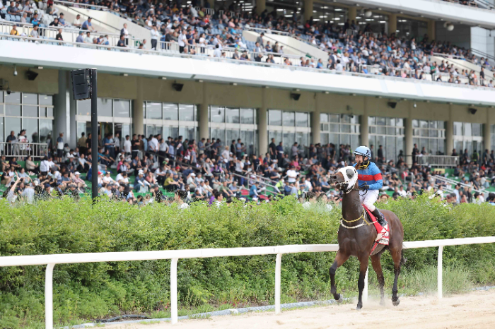25년6월15일 농림축산식품부장관배 우승직후 위닝런 모습