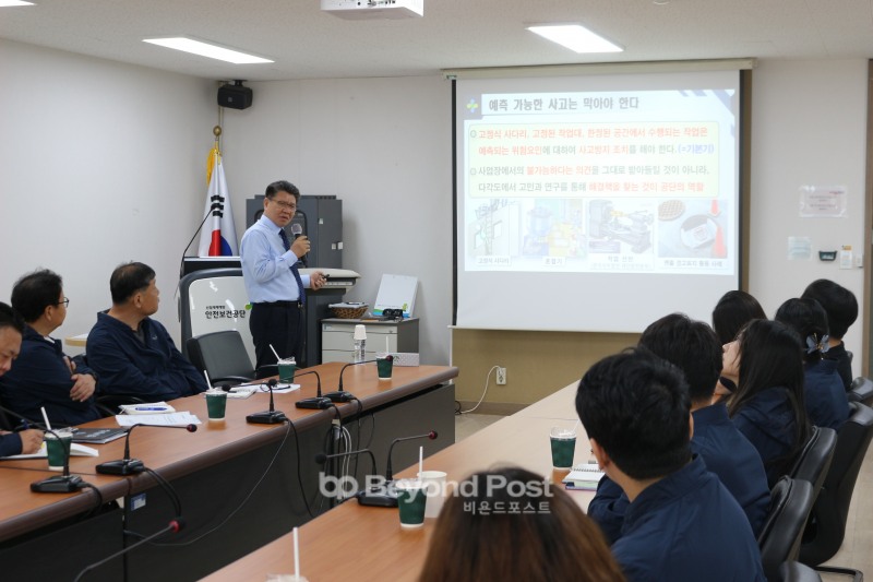 김현중 한국산업안전보건공단 이사장이 19일 공단 서울남부지사를 방문해 K-산업안전보건의 경영철학을 전파하기 위한 현장경영을 실시하고 있다./이종균 기자