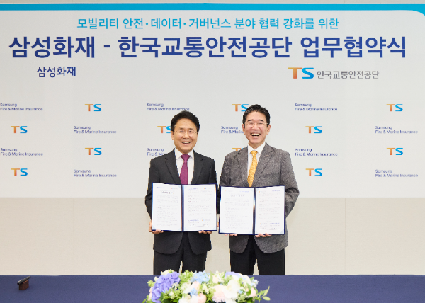 왼쪽부터 이문화 삼성화재 사장과 정용식 한국교통안전공단 이사장이 기념 사진을 찍고 있다. ⓒ 삼성화재