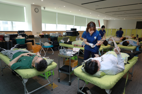 NH투자증권 임직원들이 헌혈하고 있는 모습. ⓒ NH투자증권