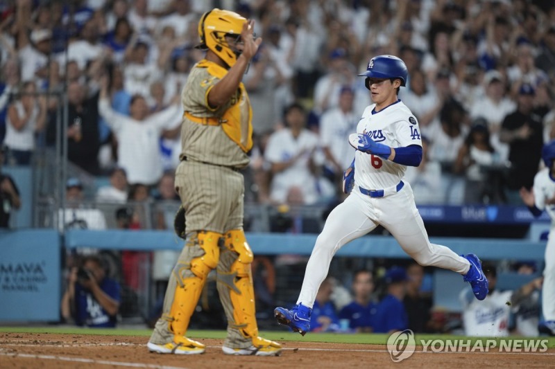 홈을 밟는 김혜성