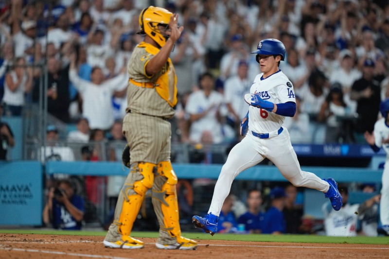 5회 러싱의 적시타 때 홈에 들어오는 김혜성. 사진=연합뉴스