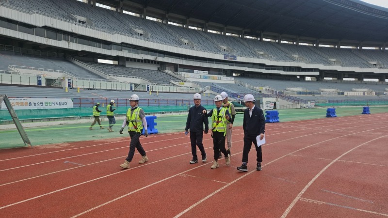 김형석 안전보건공단 서울동부지사장(왼쪽 두번째)이 19일 서울 송파구 잠실동 소재 잠실 주경기장 리모델링 공사현장에서 ‘안전일터 조성의 날’ 온열질환 재해예방 캠페인 및 공사장 현장점검을 실시하고 있다./안전보건공단 서울동부지사