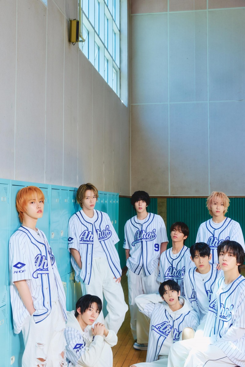 아홉(AHOF), 유니폼룩으로 원팀 면모 과시 ⋯'후 위 아' 첫 유닛 콘셉트 포토 공개