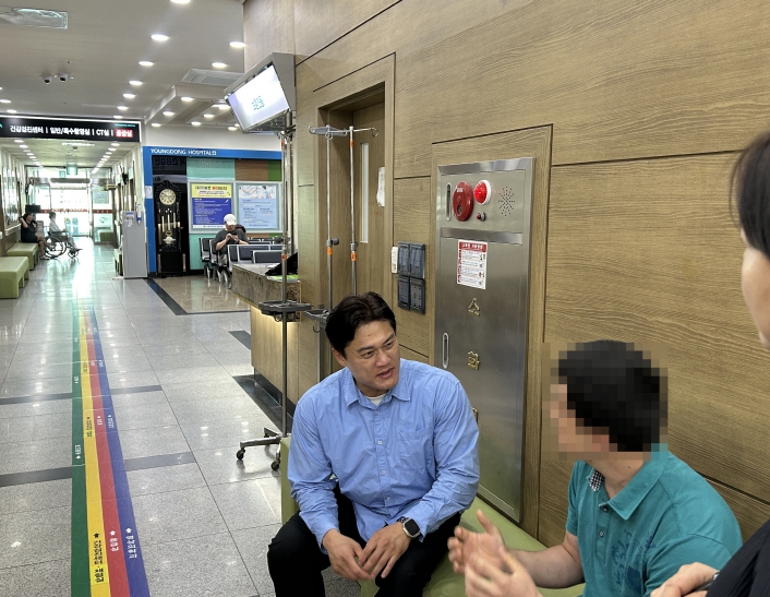 외국인 근로자 수술 도운 영동군 공무원 (영동군 제공)