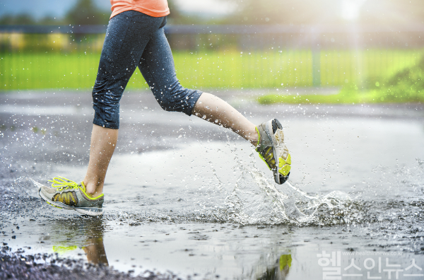 장마철 낮은 기압과 습도로 관절·허리 통증이 심해진다. (클립아트코리아)